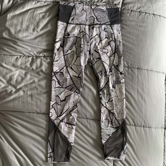 Lululemon: mid rise, crop tights, mesh cutouts, side pockets. - Picture 3 of 5